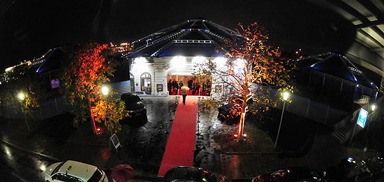 neu im blauen Theaterzelt in Fröttimaning: seit Oktober 2008 spielt das deutsche Theater an neuem Ort.. (Foto: Ingrid Grossmann)